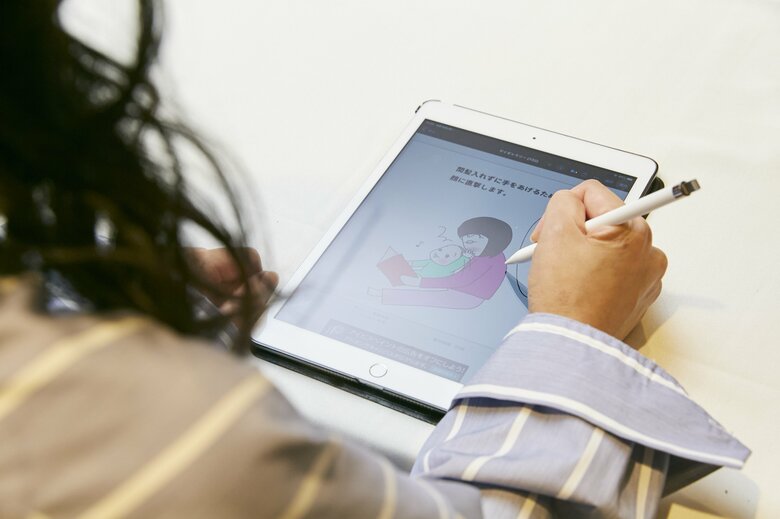 iPadで漫画を制作をしている様子