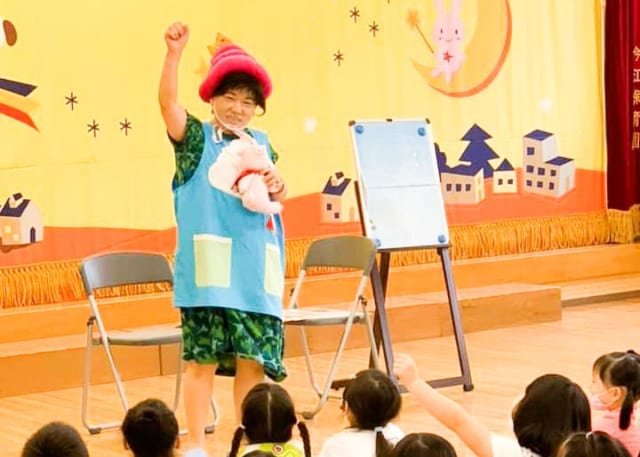 子どもたちに排便の指導をする榊原さん