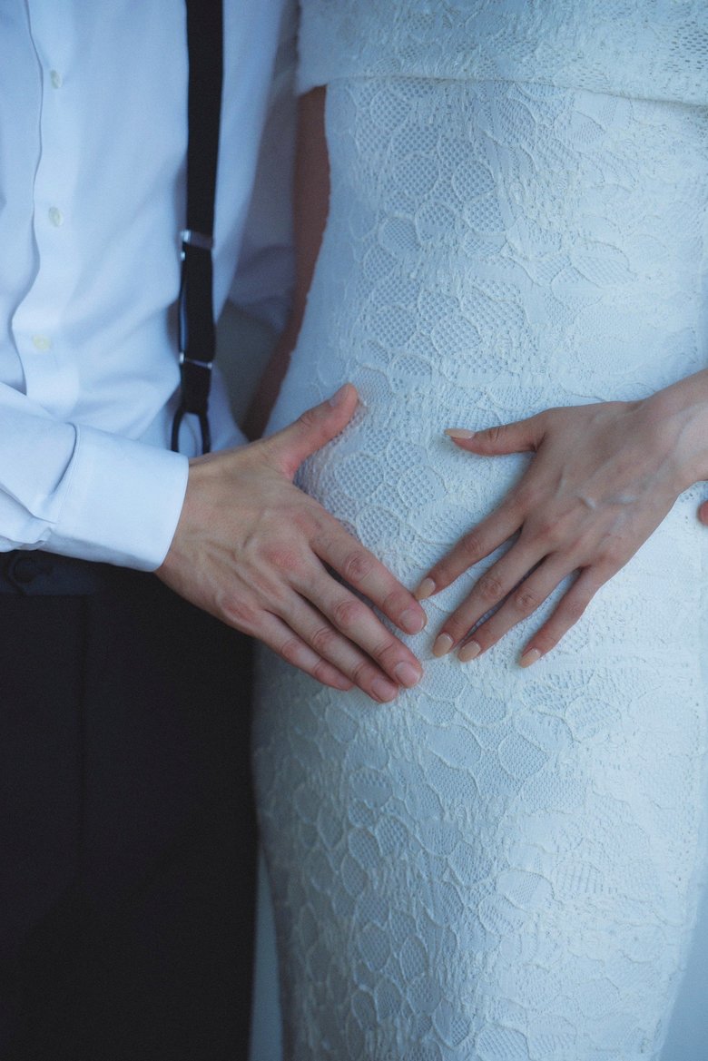 妊娠中のお腹に手を添える栗原さんとご主人のKoukiさん