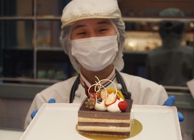 大槻さんが仕上げたケーキと大槻さん