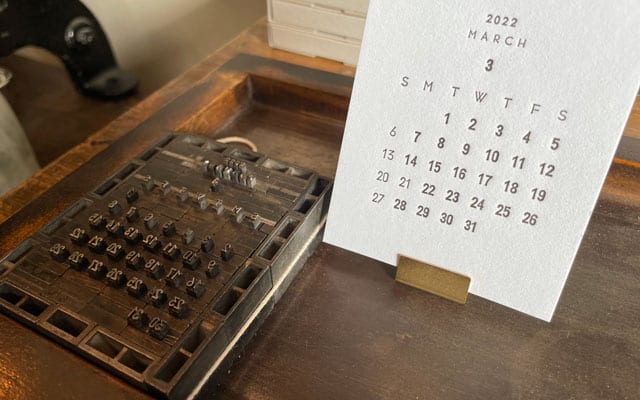 月ごとに活字を組み替えて作られたカレンダー。平日と休日は活字の太さを変えて表現している