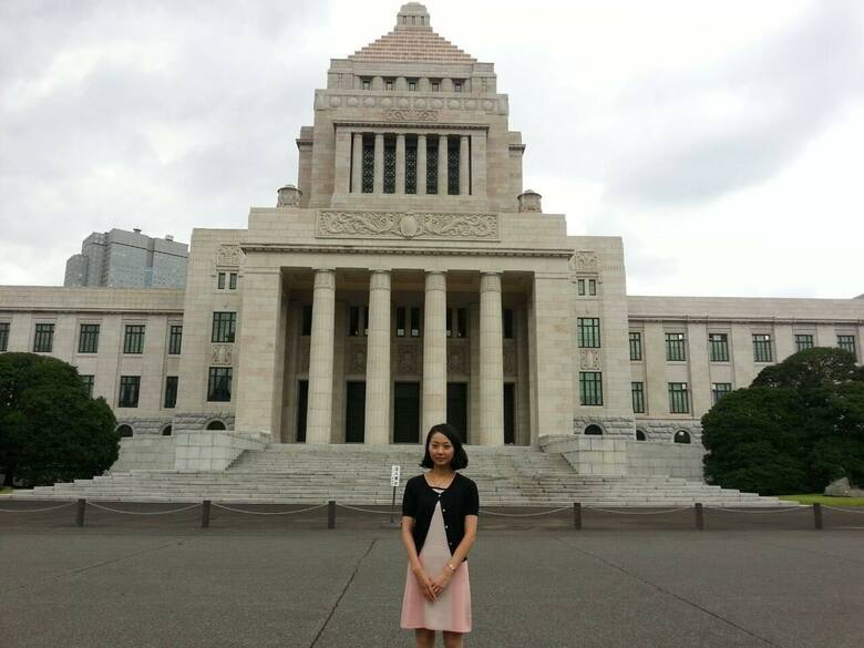 国会議事堂をバックに　国家公務員時代の小林さん