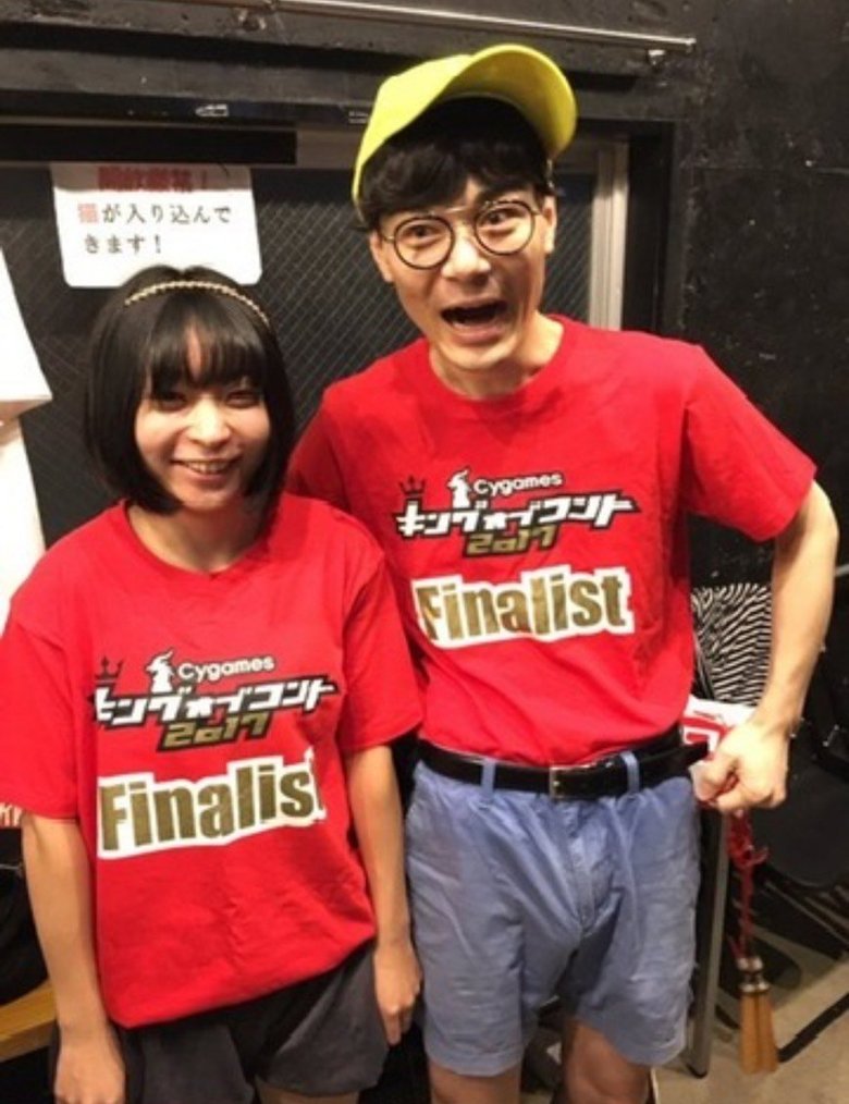 『キングオブコント2017』で準優勝したときのアンゴラ村長さん（左）