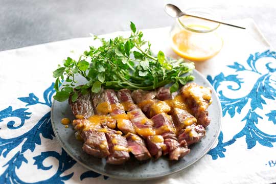 カルディのにんじんドレッシングで作るステーキのドレッシングがけ