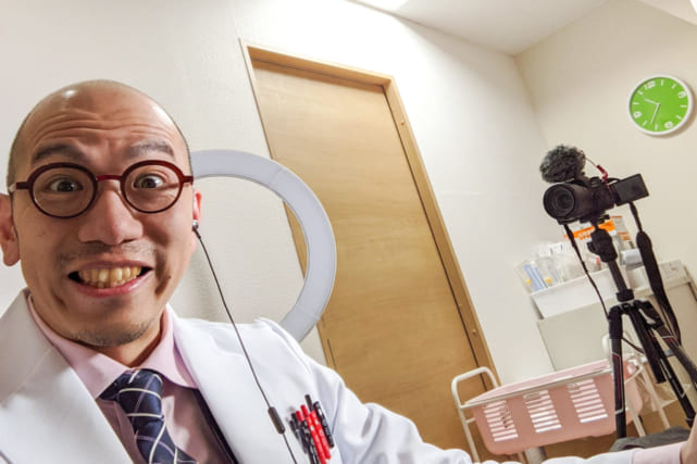 動画を撮影中の剣木憲文医師