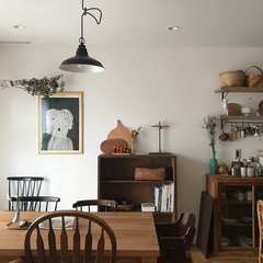 古い家具に囲まれた家で暮らす二児の母の日常風景