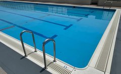 《水入れ替えで20万円》小中学校のプールの授業がコストと老朽化が原因でなくなる？「それだけではない深刻な問題も」