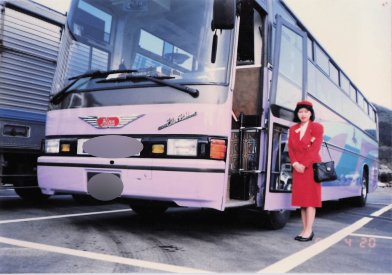 制服姿が新鮮！観光会社でバスガイドをしていた頃のレジェンドゆうさん