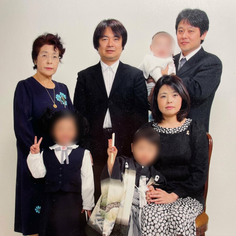 左上が母、真ん中が兄、右上が夫と子どもたちで記念写真