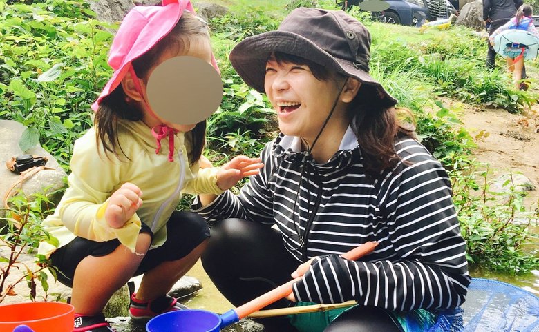 自然豊かな場所で娘さんと休日を楽しむ伊藤さん