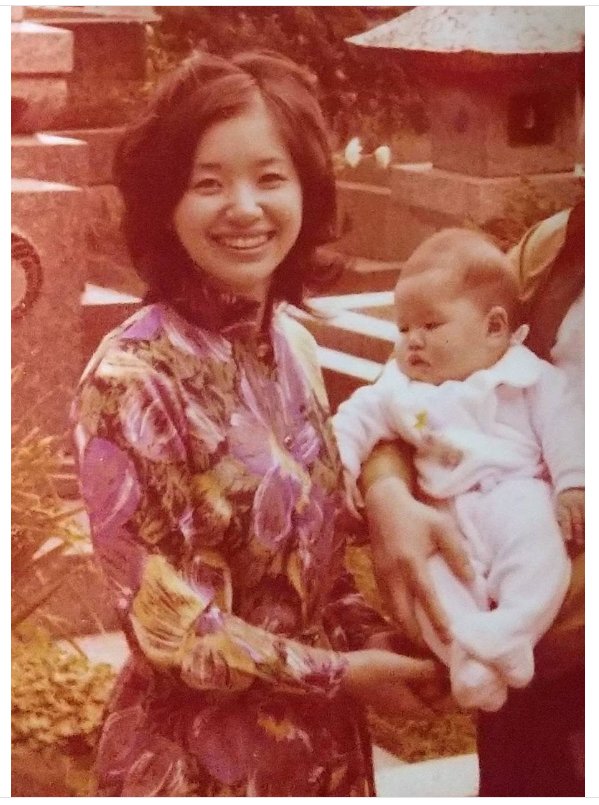 若いころのお母さまと生後間もない影木さん