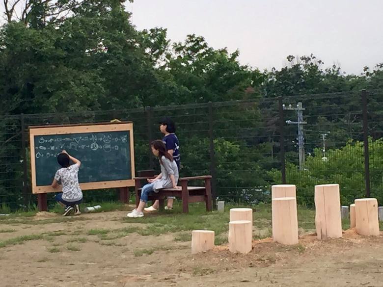 不登校児童の居場所づくりと復学支援も欠かせない