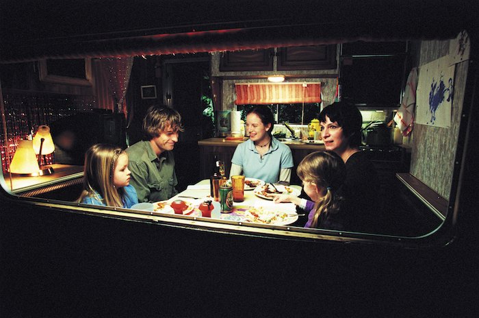 ▲家族と友人と食卓を囲む主人公・アン。邦題の｢死ぬまでにしたい10のこと｣とは、
劇中で主人公が宣告を受けた後に書き起こすメモのタイトルなのです。