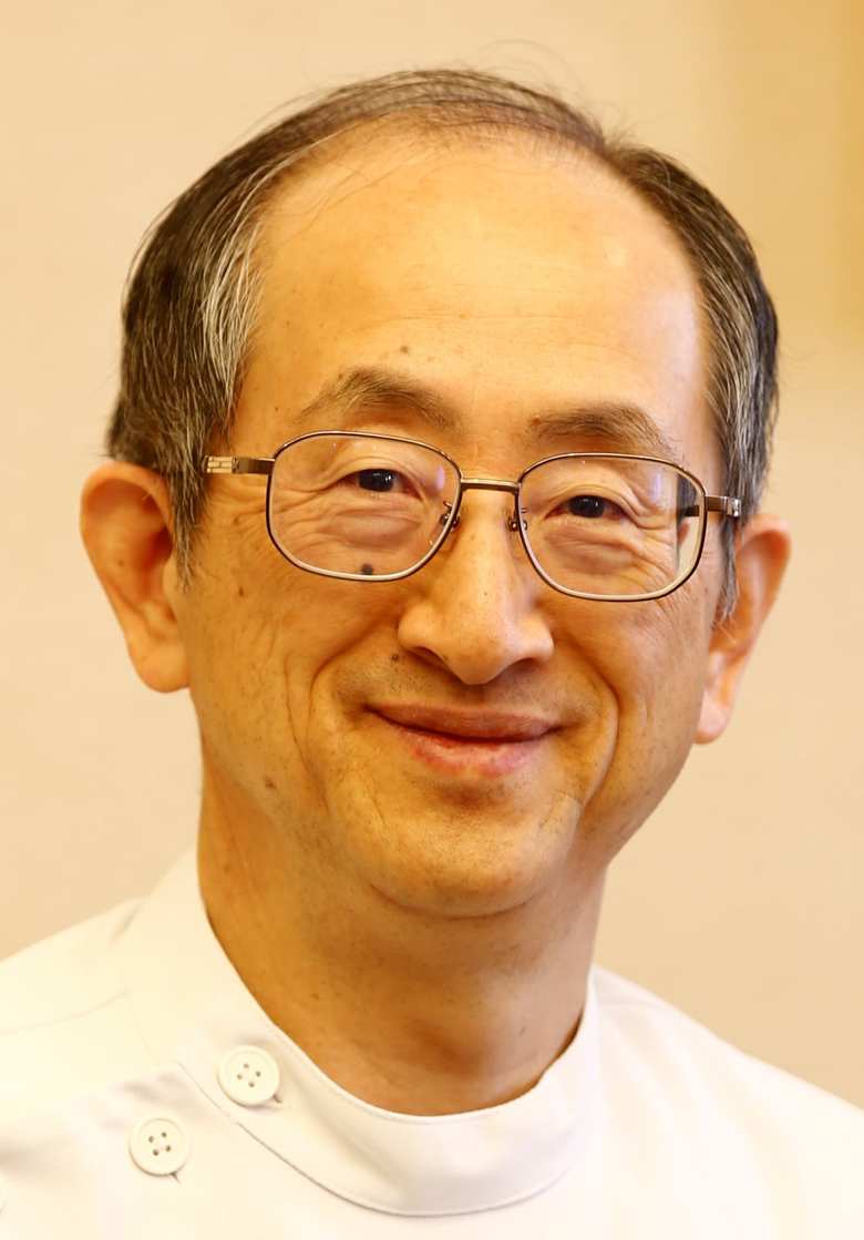 福岡県生まれ。1977年、京都大学医学部医学科卒。医学博士。現 兵庫県立リハビリテーション中央病院 子どものリハビリテーション・睡眠・発達医療センター長。日本初の夜泣き外来を2018年に立ち上げ、全国から夜泣きに悩む親子が受診に訪れている。