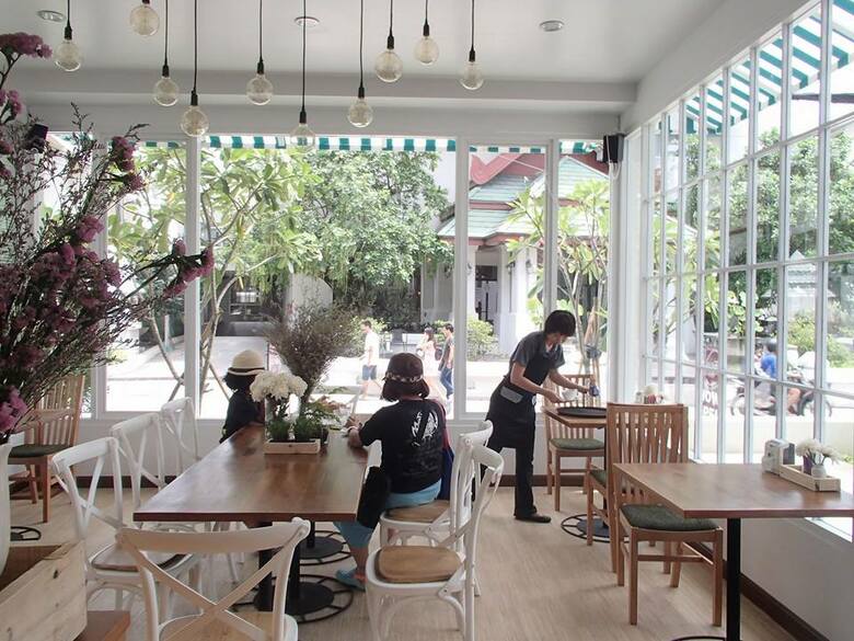 里子の小春さんと長女がのんびりカフェでくつろいでいる様子