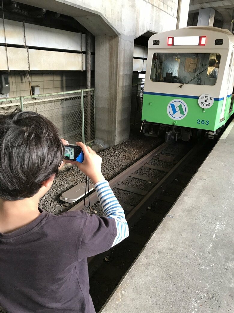 小学校3年生の頃、あすなろう鉄道（四日市駅）にて
