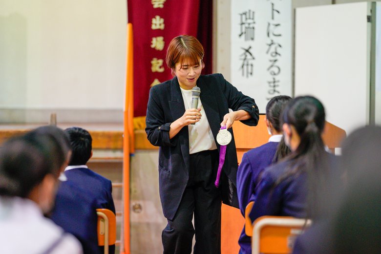 現在は小中学校で講演会を行う藤井さん