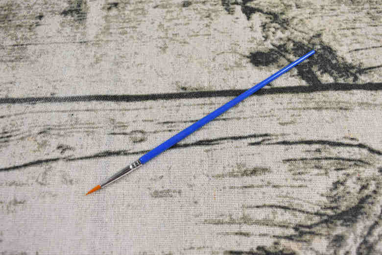 フタを開けて固形絵の具の質感をチェックしてみたところ、思っていた以上にサラサラとした手触りです。パレットにしっかり固定されているため、逆さまにしても落ちることはありません。ちなみに先端が細い筆も1本ついていますよ。