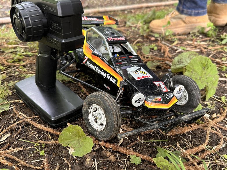 昔はお金がなくて買えなかったラジコン。今になってハマっているそう