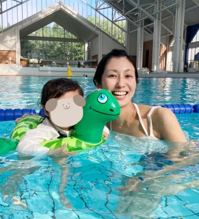 家族旅行でプールに