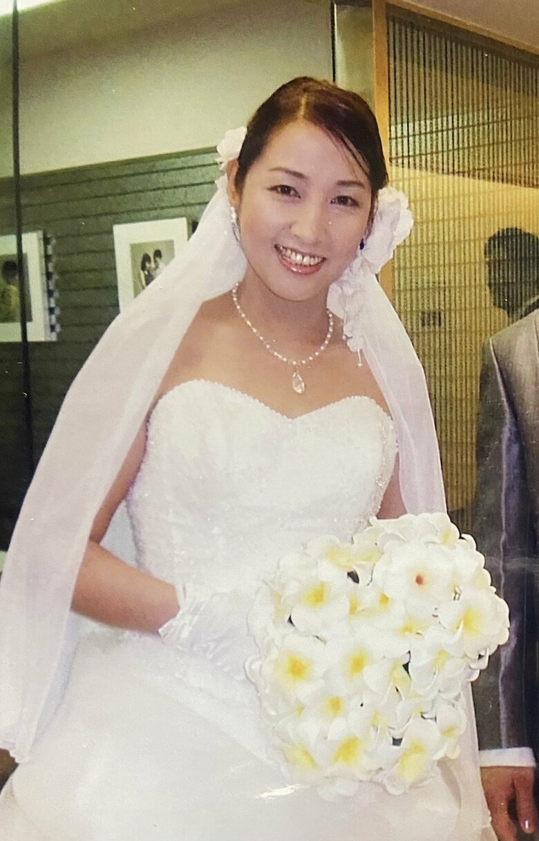 結婚披露宴では真っ白なドレスで登場