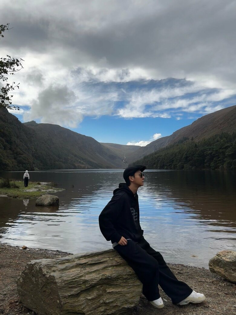 「海外を旅することは今の自分に欠かせない」と話す與さん。写真は、ロンドンからほど近いアイルランドの湖畔にて