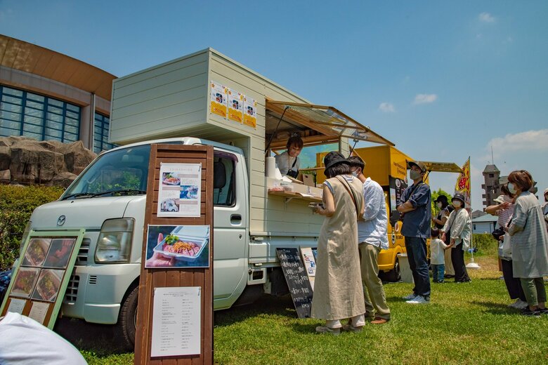 軽トラの荷台にキッチンを積載するタイプのキッチンカーで販売