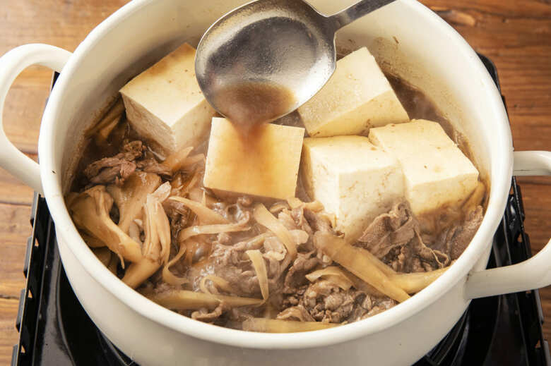鍋にごま油を入れて中火で熱し、ごぼうとまいたけを入れて2〜3分ほど炒める。牛肉を入れて炒め、肉の色が半分くらい変わったらAを入れる。煮立ってきたらアクを取り、豆腐を入れてときどき煮汁を回しかけながら5分ほど煮る(そのまま30分ほど置いて冷ました方が豆腐に味が染みる)。