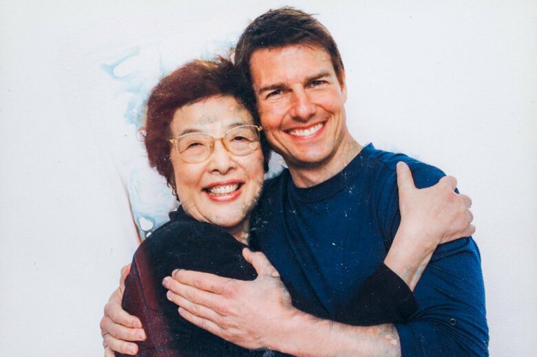 肩を寄せ合い、笑顔のトム・クルーズさん（写真右）と戸田さん（写真左）