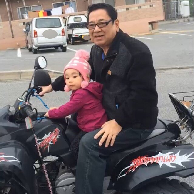 かわいがっていた孫とバイクに乗る仲宗根泉さんの父