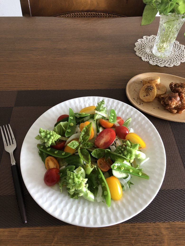 野菜サラダも彩りよく盛りつけ食欲をアップ