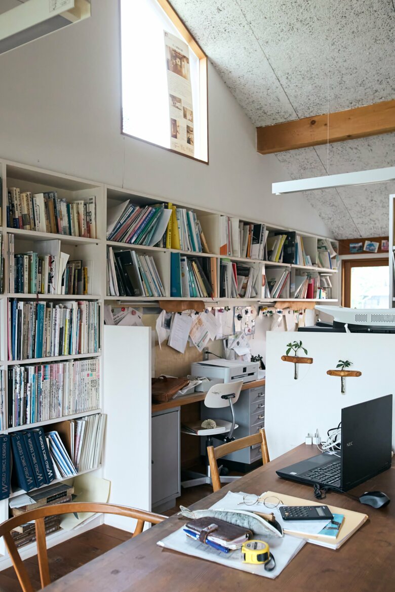 大学卒業後に、インテリア事務所、建築設計事務所を経て、36歳で独立。独立後に自分で設計した自宅にはアトリエを併設した