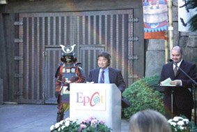 フロリダのディズニーワールドでスピーチをする北原さん