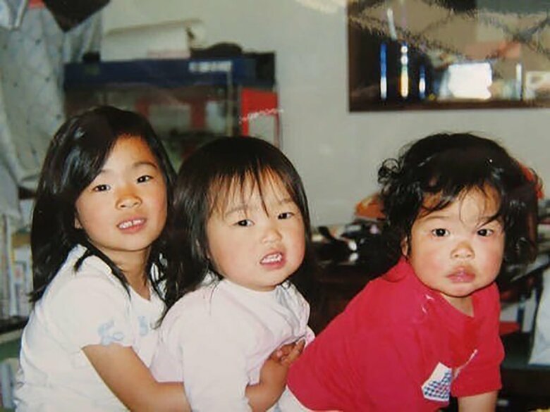 金城梨紗子さん（左）と妹の友香子さん（右）。可愛い三姉妹