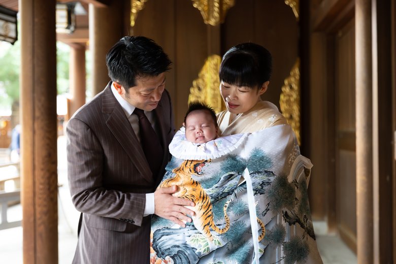 だいたひかるさんのお宮参りにて。夫婦の穏やかな笑顔が溢れる。