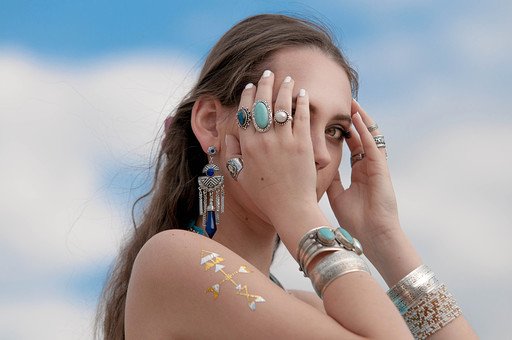 フリンジを使ったボヘミアンコーディネートの画像