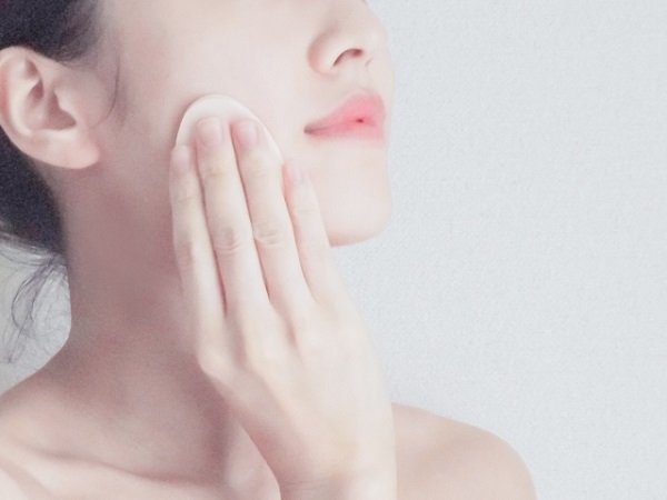 肌質にあったファンデーションを塗る女性の画像