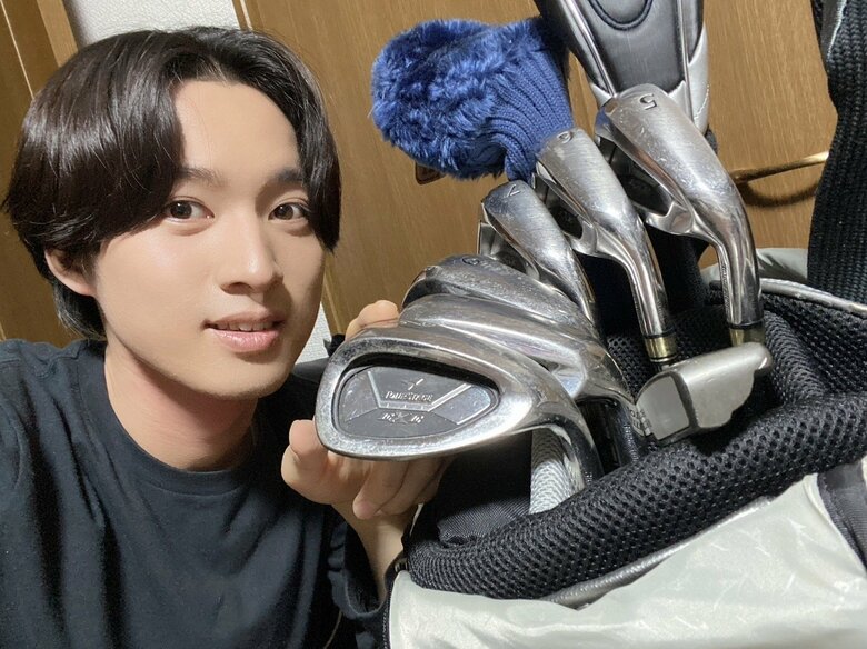 ゴルフクラブと青山さん。打ちっぱなしにいくこともあるという