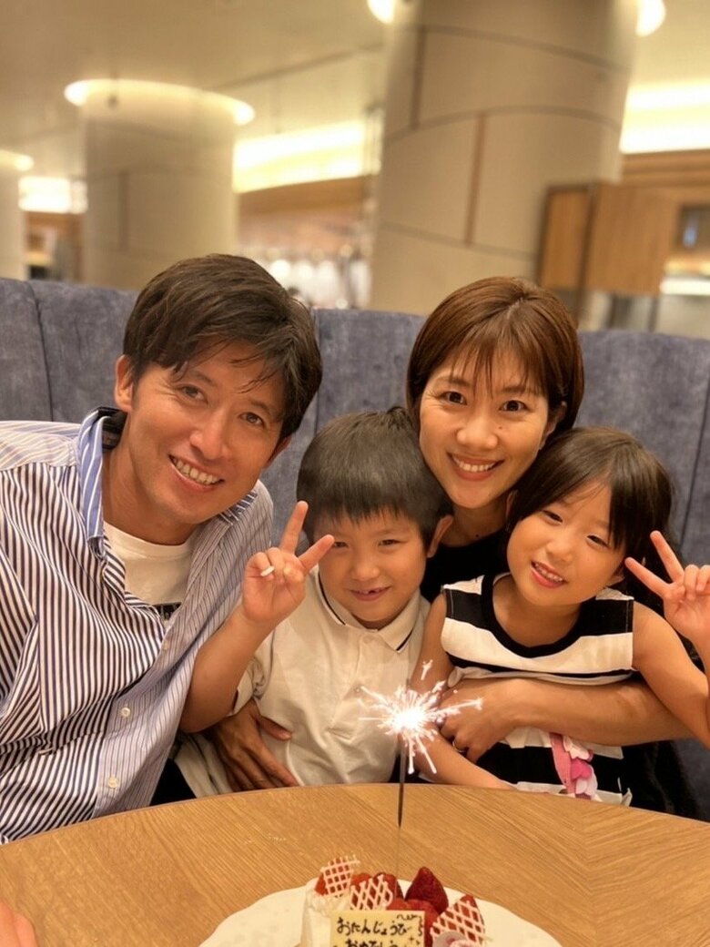お誕生日のお祝いで、嬉しそうな表情の潮田さんと夫の増嶋さん。2人のお子さんが笑顔でピース！