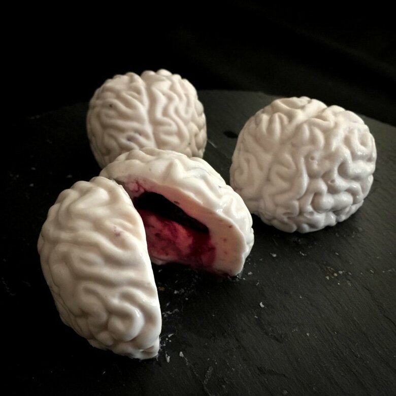 中にカシスジャムが入った、ふんわりとした食感の脳みそレアチーズ