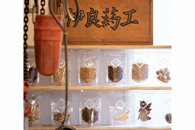 工房兼店舗の本店には、和漢方職人の祖父・伊東良太郎の工房「伊良葯工」の看板も (c)伊良コーラ IYOSHI COLA