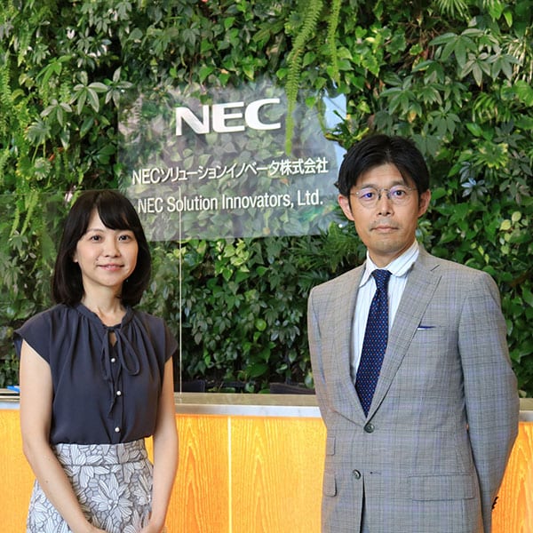 人財企画部 ダイバーシティ推進室長の本多令奈さん（左）、ワークフォースマネジメントグループ シニアマネージャーの青木謙一さん（右）