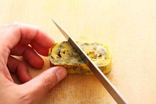 卵焼きを適当な厚さにカットしたら、それぞれに斜めに包丁を入れる。