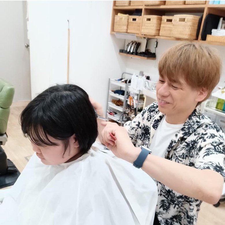 Cくんの髪をカットする赤松さん。とってもいい雰囲気