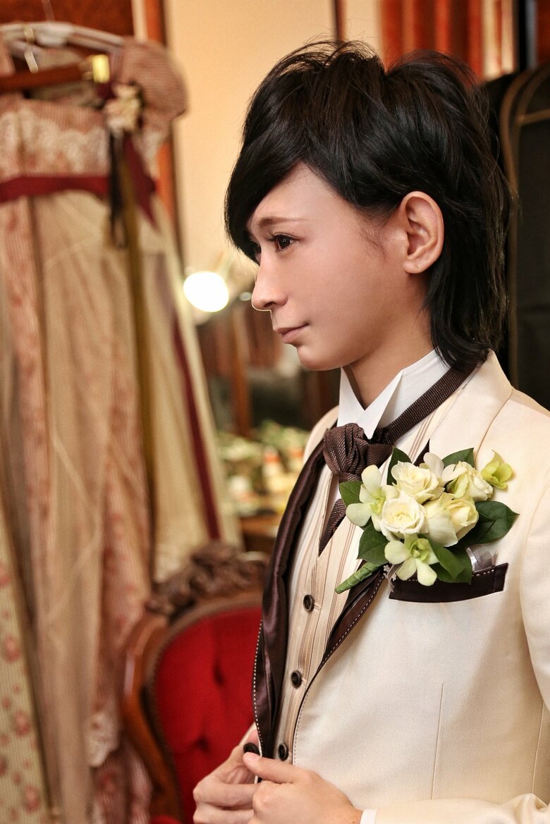 結婚式では新郎がタキシード姿からドレス姿にお色直し