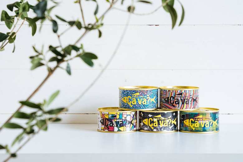 「Ça va（サヴァ）? 缶」×「HERALBONY」コラボレーションパッケージ　「Ca va?」はフランス語で「元気？」と言う挨拶代わりのような意味を持ち「岩手から元気を！」と言う意味が込められている（提供：ヘラルボニー）