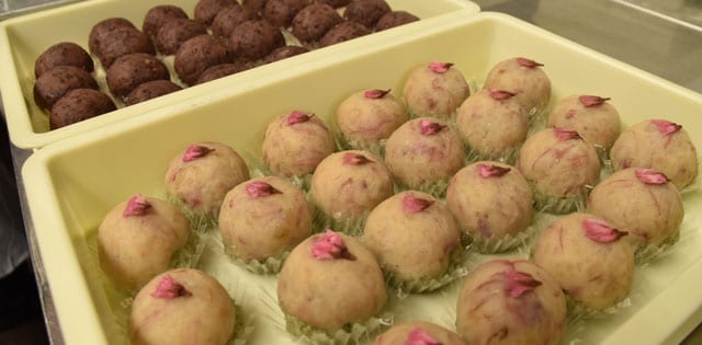 季節限定の桜のおはぎなどが次々と作られていく厨房。和気あいあいとした空気感が漂う