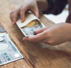 帰省時にお金を包んで渡す!?知られざる習慣に「なぜ!?」