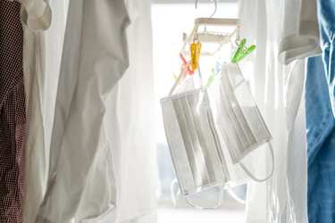 使い捨てマスク「洗って再利用していい？」マスクの機能と家庭でできる対策