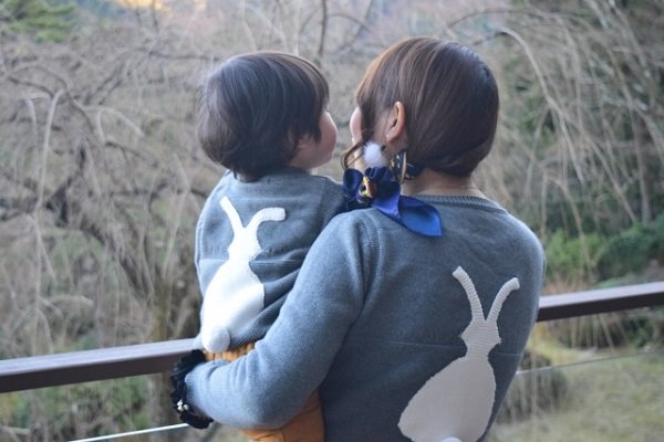 リンクコーデをする親子の画像